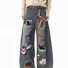Jeans Retrô Americano Cartoon Bordado com Toalha Lavada Scimitar para Mulheres, Design de Outono com Enfeites Pendurados, Calça de Perna Larga Solta