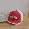 Chapéus de Bebê Masculinos e Femininos, Chapéus de Rede, Chapéus de Rede Infantis com Letras Boston Europeias e Americanas, Bonés de Baseball com Aba Macia, Chapéus de Sol de Verão
