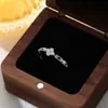 Anillo de Trébol de Cuatro Hojas de Zirconia para Mujer, Moda Estilo Xiaohongshu, Lujo Ligero Flor con Incrustaciones de Diamante Anillo para Dedo Índice de Trébol de la Suerte