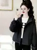 Chamarra con capucha para mujer, estilo nuevo primavera y otoño 2026, chamarra corta versátil casual tipo workwear para personas petite