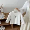 Abrigo para niño para otoño e invierno 2026 modelo nuevo, chaqueta polar con capucha de dibujos animados para bebés niños, conjunto de tres piezas de ropa de abrigo de invierno