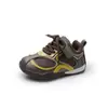 Nuevos estilos de primavera y otoño de zapatillas para correr ligeras, transpirables y antideslizantes para niños y niñas, con una suela suave, diseñadas para niños pequeños y con una parte superior de cuero para uso casual.
