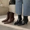 Botas de cowboy Western de piel de vaca retro con punta y tacón grueso, perfectas para mujeres menudas, combinadas con faldas, botines de tacón medio, botas de moda marrones para mujer