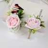 Elegante conjunto de lapela e flor de pulso rosa claro para casamentos, noivo, padrinhos, noiva e damas de honra com flores de pulso de pérola
