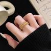 Anillo Antiguo Dorado Medio Encaje Antiguo Micro-incrustado Antiguo Hueco Abierto Retro Nicho Único Lujo Ligero Elegante Anillo de Dedo para Mujer