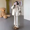 Suéter Nuevo de Punto Trenzado Otoño/Invierno 2026 Pantalones Anchos de Pierna Ancha de Tres Cuartos Sueltos Conjunto de Maternidad + Chaleco Esponjoso Estilo Coreano