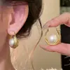 Brincos Elegantes com Textura Dourada e Pedrarias para Mulheres, Novo Estilo Popular 2025, Brincos de Clip de Alta Qualidade, Versáteis de Luxo Leve de Nicho