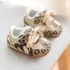 26 Sapatos Caminhantes Novos de Outono para Bebês Estampa de Leopardo Solado Macio Sapatos de Bebê para Meninos Tênis Esportivos para Meninas Sapatos de Bebê Toddler Forrest Gump