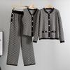 Conjunto de tres piezas de punto tipo cárdigan con cuello en V, pierna ancha, versátil y adelgazante, de moda europea, con botones, para comercio exterior
