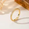 Anillo de Luz de Zirconia Incrustada en Oro Real Chapado en Cobre Transfronterizo Europeo y Americano Lujo Ligero Sensación de Alta Gama Anillo para el Dedo Joyería de Mano Versátil Fabricante Venta al por Mayor en Stock
