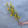 Flores artificiales en tonos amarillos en combinación con amarillo limón y amarillo naranja para bodas al aire libre, decoración del hogar y salones de bodas. Venta al por mayor de flores de seda artificial