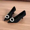 Zapatos de tacón de aguja de gamuza burdeos con punta fina para mujer, con hebilla grande adornada con diamantes, elegantes y con estilo, zapatos de salón de corte bajo para fiestas de compromiso