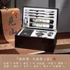 Este é o Único Conjunto de Quatro Tesouros para Estudo Verde, Caneta, Tinta, Papel e Pedra de Tinta, um Conjunto Completo para Iniciantes, Peso de Papel e Pedra de Tinta de Grau Profissional