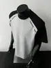 Marca de Moda Americana de Calle Camiseta Negra y Roja con Bloques de Color, Manga Corta, Diseño Casual Unisex con Hombros Acolchados, Top de Moda