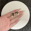 Pendientes de botón de rosa con goteo de aceite estilo francés, suaves y sencillos, diseño creativo versátil de dos vías con un toque fresco y elegante