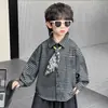 Conjunto de otoño para niño: chaqueta de cuero elegante y genial, conjunto de tres piezas de moda coreana de primavera y otoño para niños con camisa a cuadros