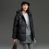 Anhelo de Chaqueta Ligera Acolchada de Plumas de Pato para Mujer de Longitud Media de Alta Gama con Capucha Suelta Cálida Invierno 25 Nuevo Estilo