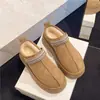 Botas de neve estilo outono e inverno de uso duplo chinelos de bico fechado chinelos de sola grossa para mulheres novos chinelos de algodão com pele aumento de altura inverno 2026 uso externo