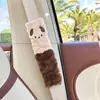 Almohadilla de hombro para cinturón de seguridad de coche de felpa personalizada por el fabricante, diseño creativo de dibujos animados lindos, cómoda almohadilla de hombro anti-estrangulamiento para coches