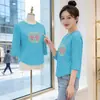 Top popular da marca deste ano, de alta qualidade, com mangas três quartos para mulheres, novo estilo para primavera e verão, floral azul, estiloso, camisa de base de manga média