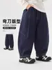 Calça Jeans Curva Europeia para Meninos Outono 2026 Nova Roupa Infantil Crianças Bebê Criança Pequena Estilo Primavera Outono Tendência Calça Cool