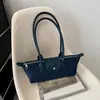 Bolso de hombro tipo baguette de gamuza patchwork, ligero y lujoso, estilo retro para mujer, nueva colección de otoño 2026, que irradia un ambiente sofisticado y elegante, perfecto para ir al trabajo