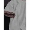 Camiseta de verano para hombre, estilo coreano, patchwork a cuadros, gris claro, de manga corta, con puños, corte holgado y casual, efecto dos piezas.