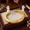Pulseira Aberta com Padrão de Pergaminho em Relevo Banhada a Ouro Vietnamita, Novo Estilo Chinês, Joia de Pulseira Versátil Elegante Retrô para Atacado