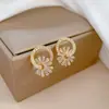 [Acero titanio] Conjunto de collar y pendientes con microincrustaciones de flores, ligero, lujoso, con personalidad, elegante, para banquetes, combinación de collar y pendientes.