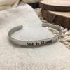 Pulsera Abierta Caliente de Amazon para Mujer Joyería al por Mayor de Comercio Exterior Europea y Americana Carácter C Inglés Inspiracional Pulsera de Acero Inoxidable