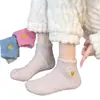 Calcetines de coral para mujer, bordados con corazones, calcetines cortos con suela de gel antideslizante para pisos, engrosados para abrigar, no hacen bolitas, calcetines para dormir