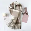 Cachecol de Xadrez Feminino Imitação de Caxemira Outono e Inverno Novo Estilo Coreano Macio e Amigo da Pele Elegante Versátil com Franjas Cachecol Quente