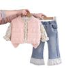 Traje para niña 2025 Nuevo Conjunto de tres piezas para bebé niña de primavera y otoño con suéter jacquard calado y jeans de encaje