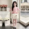 Conjunto de dos piezas para niña grande de estilo coreano, top casual de manga corta con estampado de letras y falda de pastel de oso dulce y elegante para niñas