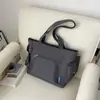 Colección de otoño 2026 transfronteriza: bolsa de mano de color liso, gran capacidad, adecuada para estudiantes, versátil para llevar en la mano, al hombro o cruzada