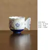 Porcelana azul e branca gravada Miyanshu com padrões florais azul pastel, xícara de mestre de cerâmica com alça criativa, conjunto de chá kung fu de xícara única feito à mão