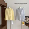 Favorito do dia: Camisa protetora do sol de corte solto com uma vibe socialite pura e elegante