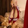 Sapatos de casamento estilo chinês para noivas, atacado novo modelo Vestido de noiva Xiuhe salto alto vermelho com salto fino e strass