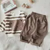 Conjunto de outono e primavera para meninos e meninas, roupas de bebê estilosas, moda infantil da moda, comércio exterior, moletom e calça listrados de urso de desenho animado estilo INS