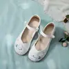 Grulla Blanca de Almohada 2026 Modelo Nuevo Tacón de Cuña Estilo Floral Étnico Zapatos de Baile Bordados con Aumento Interno de Altura para Madres y Mujeres