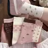 Calcetines de Primavera y Verano para Mujer en Bloques de Color Rosa y Marrón, Calcetines de Media Pantorrilla con Estampados Florales, Calcetines Holgados Estilo Coreano Combinados con Zapatos Pequeños de Cuero