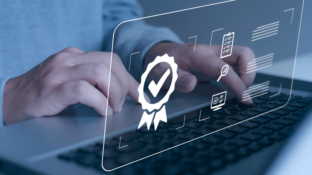 Mãos digitando em laptop com sobreposição digital de ícones de certificação, checklist e análise de dados, representando o processo de verificação de conformidade para obtenção de licença de importação no Siscomex