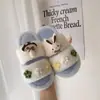 Novas pantufas de casa para outono e inverno: pantufas fofas, quentes e estilosas com sola grossa de pelúcia para mulheres, perfeitas para usar ao ar livre, com um design jovem e feminino para 2026