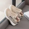 Tênis de couro para meninos, novo modelo outono 2026, com sola macia, antiderrapante, leve, sapatos casuais estilosos para meninas