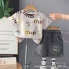 Conjunto de Moda de Manga Corta para Niños Verano 2026 Nuevo Elegante Niños Pequeños y Medianos Collar Camiseta de Manga Corta con Letra Conjunto de Dos Piezas