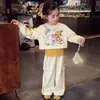 Conjunto de Otoño para Niñas 2026 Nueva Moda Sudadera Infantil Conjunto de Tres Piezas Traje Deportivo para Niñas Pequeñas Ropa Exterior de Moda