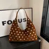 Bolso de Mujer Transfronterizo de Nicho para Viajes Diarios Modelo Nuevo 2025 Estilo Gótico para Motociclista Bolso de Hombro con Remaches Gran Capacidad Elegante Bolso Cubo