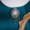 Broche Novo Luxuoso e Elegante com Diamantes Brilhantes Exquisitos e Pérolas, Alfinete de Design de Nicho de Alta Qualidade, Acessório Estiloso