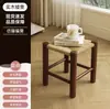 Taburete de madera maciza estilo vintage para uso doméstico, taburete tejido de ratán engrosado, banco de ocio, taburete cuadrado hueco minimalista moderno para sala de estar