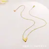 Collar Coreano y Japonés en Forma de V para Mujer, Adecuado para el Trabajo Diario, Joyería que no se Desvanece, Acero de Titanio 18K Accesorios de Lujo Ligero al por Mayor, Diseño de Letra en Inglés